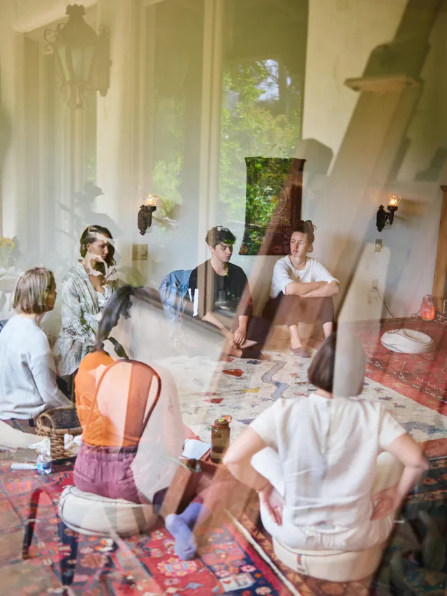 Grupo de personas sentadas en circulo